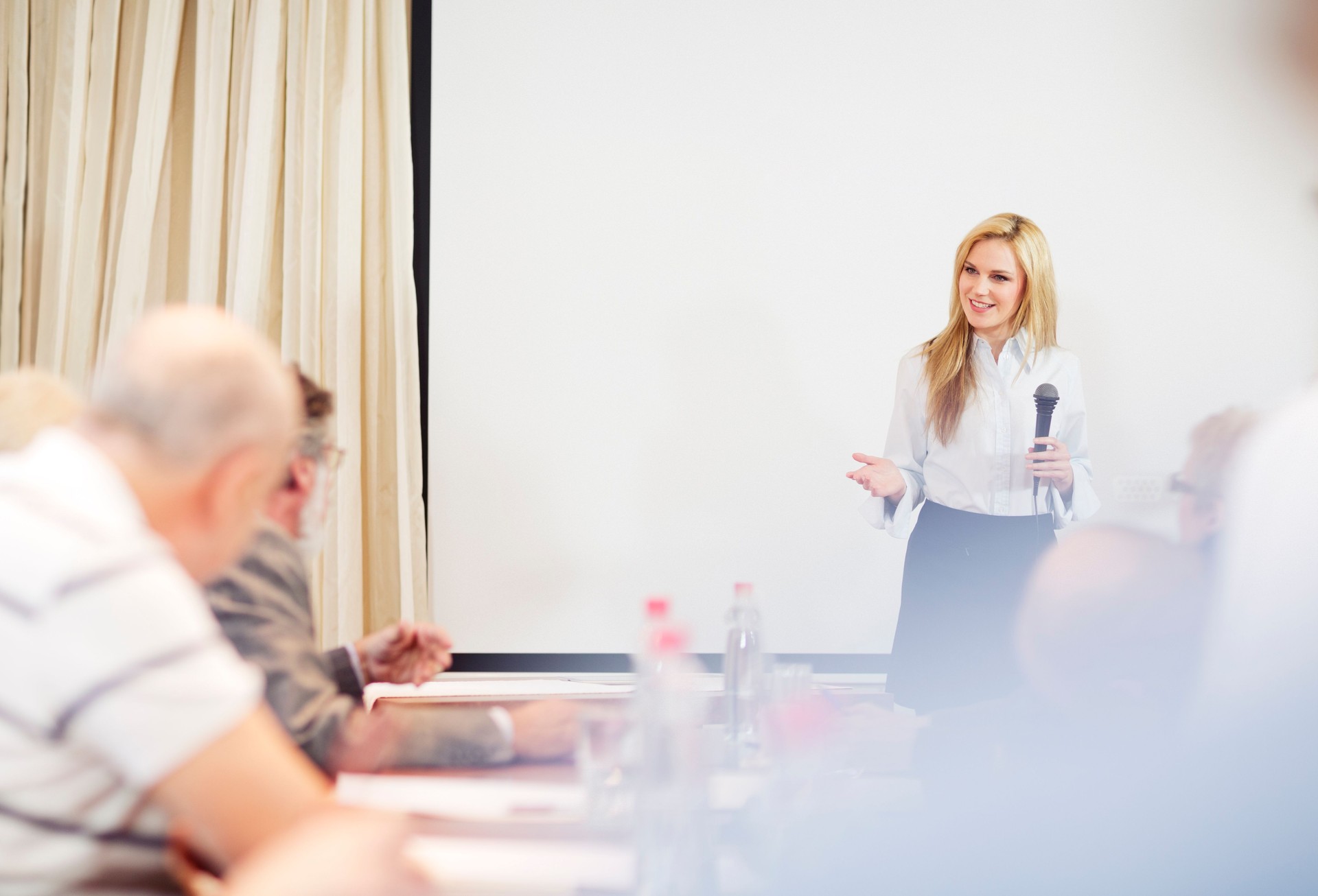 Motivation haut-parleur avec microphone conférences au séminaire